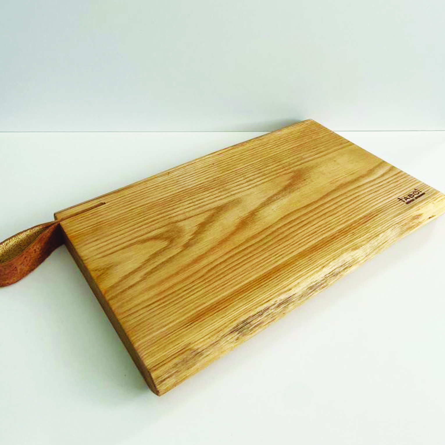 WOODEN_SERVING_BOARD_LEATHER_HANDLE_LARGE_1
